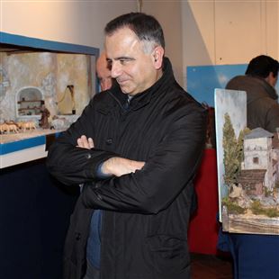 Il vescovo don Erio Castellucci in visita alla mostra "L'arte del presepe"