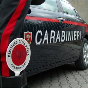 Ubriaco sale sul cofano della vettura dei carabinieri a Pozza: arrestato