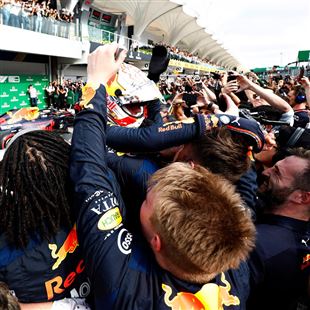 Le due Ferrari si fanno fuori da sole, Verstappen vince in Brasile