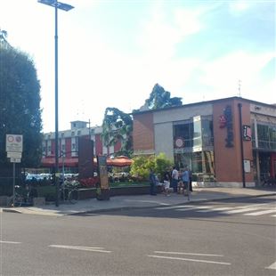 Atmosfere natalizie in città con il mercatino e la pista da pattinaggio 