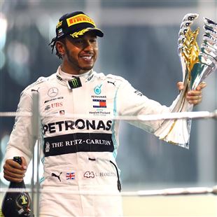 Hamilton vince anche ad Abu Dhabi, la Ferrari chiude la stagione con il podio di Leclerc