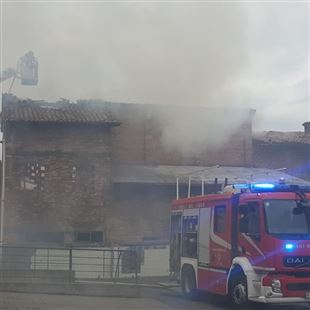 Incendio nello storico fienile della Fondazione Francesco Manni: intervengono i vigili del fuoco 