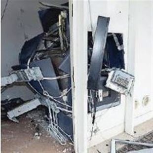 Ladri fanno esplodere un bancomat nella notte: il bottino ammonta ad alcune migliaia di euro 