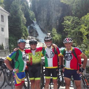 Quattro amici e 2500km in bici: l’Euro Velo Tour con il gagliardetto della città