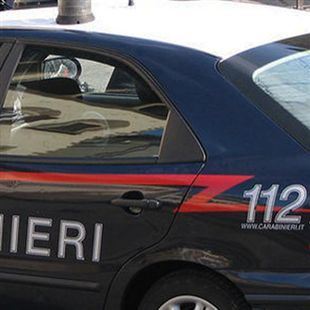 Torna dalle vacanze e trova la vetrata del bar danneggiata