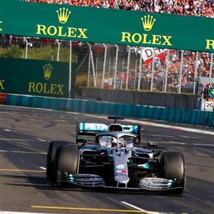 Hamilton vince in Ungheria, terzo e quarto posto per le Rosse
