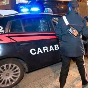 Calci e pugni alla moglie dopo aver bevuto: 34enne arrestato dai carabinieri di Maranello 