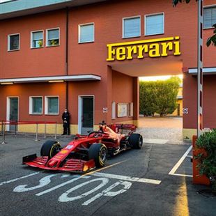 Leclerc scalda il motore della SF1000 sulle strade di Maranello