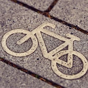 Bike to work: un bonus in busta paga per chi va al lavoro in bicicletta