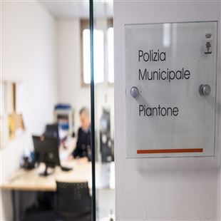 12enne trova un portafoglio con soldi e documenti e lo restituisce alla proprietaria 