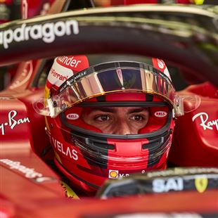 Carlos Sainz e Ferrari insieme fino al 2024: rinnovato il contratto del pilota spagnolo