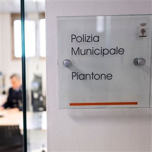 Trova portafoglio con oltre 600 euro: consegnato alla polizia locale e proprietario rintracciato 