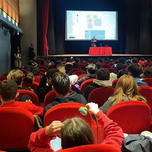 Gli alunni della scuola media Stradi a lezione dai carabinieri