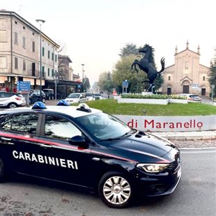 Fermato con una dose di hashish alla guida, denunciato 20enne