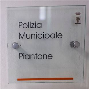 Trova un portafoglio con 205 euro e lo restituisce al legittimo proprietario
