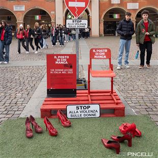 In centro a Sassuolo la marcia silenziosa degli studenti contro la violenza sulle donne 
