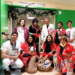 L'Avap porta all'ospedale di Sassuolo e al Policlinico la Befana